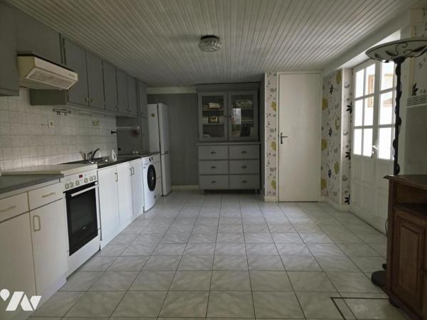 Maison de ville 129m2 habitables, trois chambres, avec terrasse et dépendance.