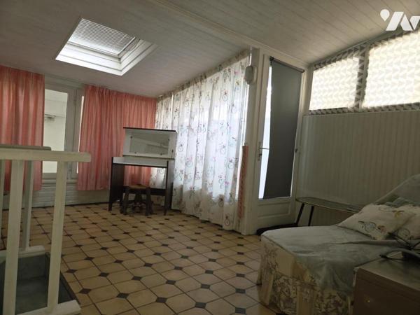 Maison de ville 129m2 habitables, trois chambres, avec terrasse et dépendance.