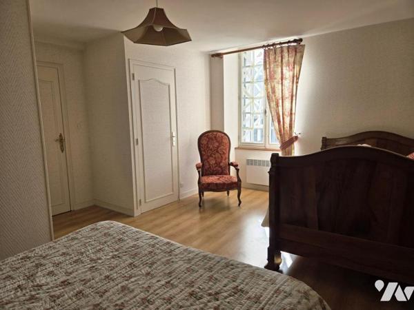 Maison de ville 129m2 habitables, trois chambres, avec terrasse et dépendance.