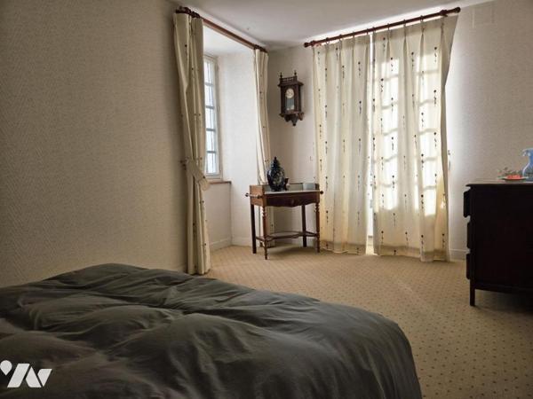 Maison de ville 129m2 habitables, trois chambres, avec terrasse et dépendance.