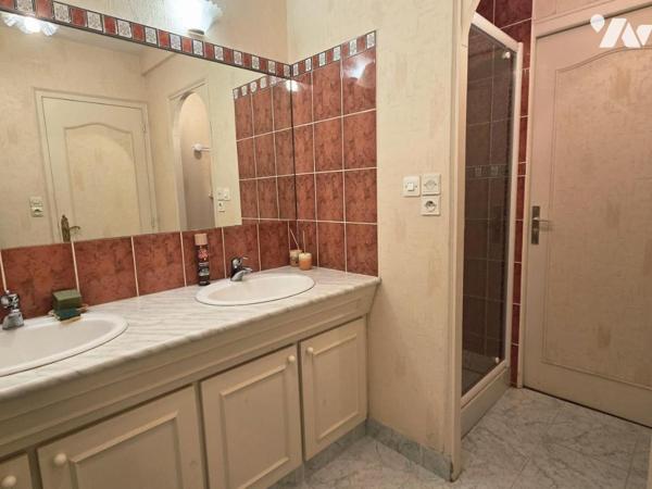 Maison de ville 129m2 habitables, trois chambres, avec terrasse et dépendance.