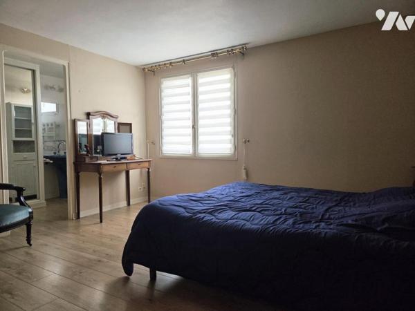 Maison de ville 129m2 habitables, trois chambres, avec terrasse et dépendance.