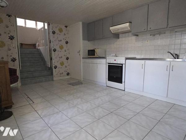 Maison de ville 129m2 habitables, trois chambres, avec terrasse et dépendance.