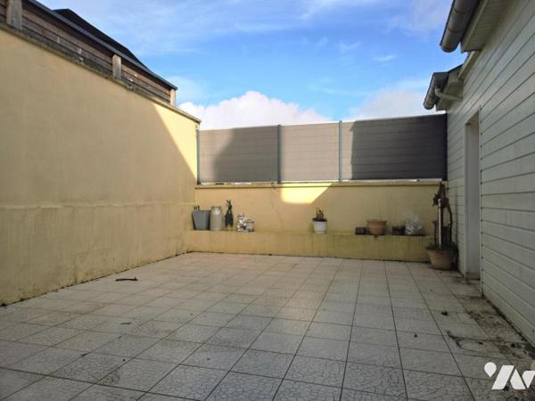 Maison de ville 129m2 habitables, trois chambres, avec terrasse et dépendance.