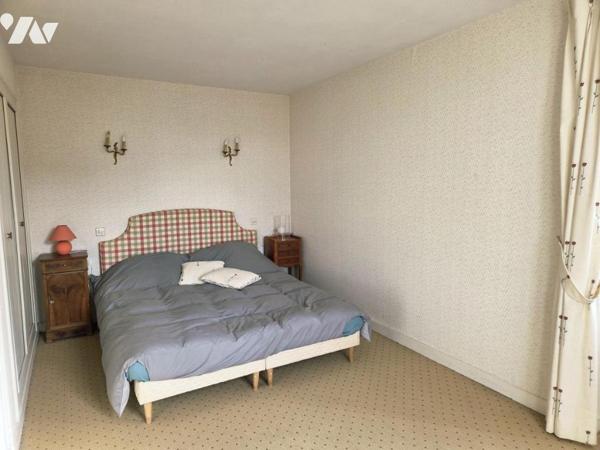 Maison de ville 129m2 habitables, trois chambres, avec terrasse et dépendance.