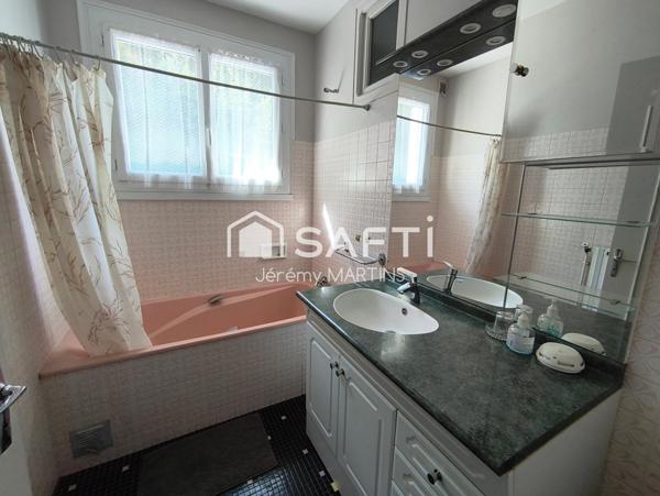 Maison familiale avec véranda, garage et terrain