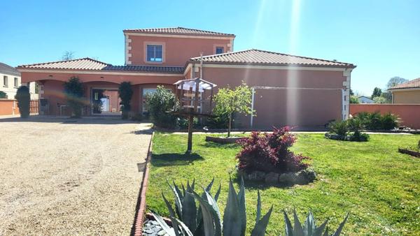 Maison style provençale 220 m², 4 chambres, terrain clos avec 3 garages