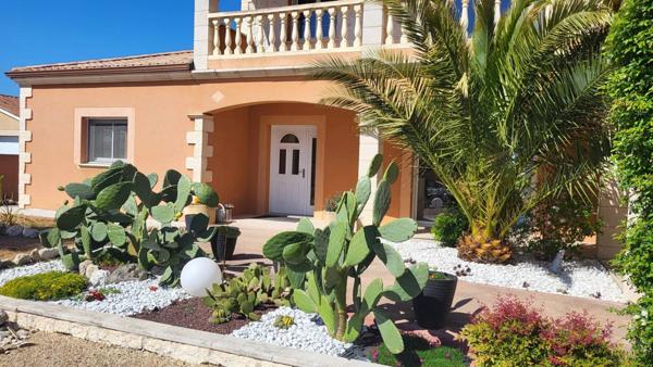 Maison style provençale 220 m², 4 chambres, terrain clos avec 3 garages