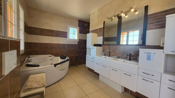 Maison style provençale 220 m², 4 chambres, terrain clos avec 3 garages