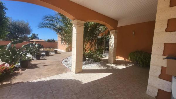 Maison style provençale 220 m², 4 chambres, terrain clos avec 3 garages