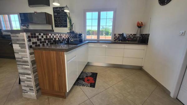 Maison style provençale 220 m², 4 chambres, terrain clos avec 3 garages