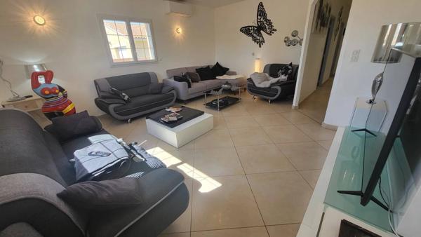 Maison style provençale 220 m², 4 chambres, terrain clos avec 3 garages