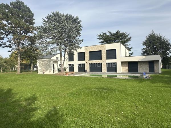 Située à Fondettes, à proximité des écoles, bus et des commerces, cette maison contemporaine de 294 m² offre des prestations modernes et un agencement soigné, idéal pour une vie de famille. Avec ses pièces réparties sur deux niveaux, elle allie confort, fonctionnalité et élégance.

Au rez-de-chaussée, hall d'entrée avec vestiaire et rangements, un espace de vie lumineux de près de 71 m² réunit une cuisine aménagée et équipée, un salon chaleureux agrémenté d’un poêle à granule et une salle à manger ouverte sur l’extérieur. Une suite parentale avec son dressing sur mesure et sa salle de bain (douche et baignoire) privative. Une chambre d'amis avec douche, un cellier et wc complète ce niveau.

L’étage accueille quatre chambres aux volumes généreux, idéales pour une grande famille, un espace bureau ou salle de jeux. Une salle de bain moderne et un WC séparé ajoutent au confort de cet étage.

Les extérieurs, invitent à la détente avec une piscine de 10X5 m chauffée, un pool house et un jardin sans vis à vis exposé sud ouest.
Un double garage vient compléter les prestations de ce bien.
Avec une classe énergétique A, cette maison allie élégance et performances énergétiques. Résolument singulière grâce son design épuré, elle s’adresse aux amateurs de biens d’exception, en quête d’un lieu de vie unique dans un cadre privilégié.