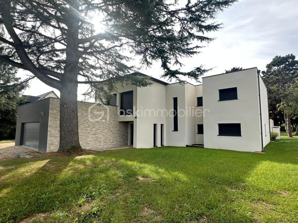 Située à Fondettes, à proximité des écoles, bus et des commerces, cette maison contemporaine de 294 m² offre des prestations modernes et un agencement soigné, idéal pour une vie de famille. Avec ses pièces réparties sur deux niveaux, elle allie confort, fonctionnalité et élégance.

Au rez-de-chaussée, hall d'entrée avec vestiaire et rangements, un espace de vie lumineux de près de 71 m² réunit une cuisine aménagée et équipée, un salon chaleureux agrémenté d’un poêle à granule et une salle à manger ouverte sur l’extérieur. Une suite parentale avec son dressing sur mesure et sa salle de bain (douche et baignoire) privative. Une chambre d'amis avec douche, un cellier et wc complète ce niveau.

L’étage accueille quatre chambres aux volumes généreux, idéales pour une grande famille, un espace bureau ou salle de jeux. Une salle de bain moderne et un WC séparé ajoutent au confort de cet étage.

Les extérieurs, invitent à la détente avec une piscine de 10X5 m chauffée, un pool house et un jardin sans vis à vis exposé sud ouest.
Un double garage vient compléter les prestations de ce bien.
Avec une classe énergétique A, cette maison allie élégance et performances énergétiques. Résolument singulière grâce son design épuré, elle s’adresse aux amateurs de biens d’exception, en quête d’un lieu de vie unique dans un cadre privilégié.