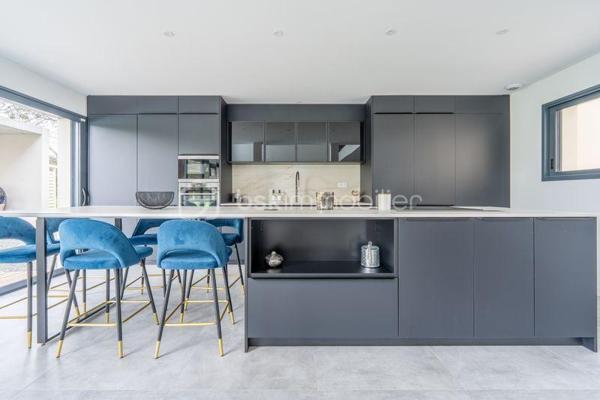 Située à Fondettes, à proximité des écoles, bus et des commerces, cette maison contemporaine de 294 m² offre des prestations modernes et un agencement soigné, idéal pour une vie de famille. Avec ses pièces réparties sur deux niveaux, elle allie confort, fonctionnalité et élégance.

Au rez-de-chaussée, hall d'entrée avec vestiaire et rangements, un espace de vie lumineux de près de 71 m² réunit une cuisine aménagée et équipée, un salon chaleureux agrémenté d’un poêle à granule et une salle à manger ouverte sur l’extérieur. Une suite parentale avec son dressing sur mesure et sa salle de bain (douche et baignoire) privative. Une chambre d'amis avec douche, un cellier et wc complète ce niveau.

L’étage accueille quatre chambres aux volumes généreux, idéales pour une grande famille, un espace bureau ou salle de jeux. Une salle de bain moderne et un WC séparé ajoutent au confort de cet étage.

Les extérieurs, invitent à la détente avec une piscine de 10X5 m chauffée, un pool house et un jardin sans vis à vis exposé sud ouest.
Un double garage vient compléter les prestations de ce bien.
Avec une classe énergétique A, cette maison allie élégance et performances énergétiques. Résolument singulière grâce son design épuré, elle s’adresse aux amateurs de biens d’exception, en quête d’un lieu de vie unique dans un cadre privilégié.