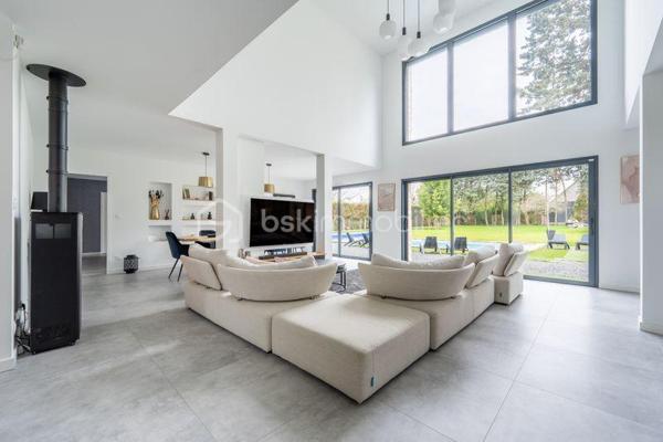 Située à Fondettes, à proximité des écoles, bus et des commerces, cette maison contemporaine de 294 m² offre des prestations modernes et un agencement soigné, idéal pour une vie de famille. Avec ses pièces réparties sur deux niveaux, elle allie confort, fonctionnalité et élégance.

Au rez-de-chaussée, hall d'entrée avec vestiaire et rangements, un espace de vie lumineux de près de 71 m² réunit une cuisine aménagée et équipée, un salon chaleureux agrémenté d’un poêle à granule et une salle à manger ouverte sur l’extérieur. Une suite parentale avec son dressing sur mesure et sa salle de bain (douche et baignoire) privative. Une chambre d'amis avec douche, un cellier et wc complète ce niveau.

L’étage accueille quatre chambres aux volumes généreux, idéales pour une grande famille, un espace bureau ou salle de jeux. Une salle de bain moderne et un WC séparé ajoutent au confort de cet étage.

Les extérieurs, invitent à la détente avec une piscine de 10X5 m chauffée, un pool house et un jardin sans vis à vis exposé sud ouest.
Un double garage vient compléter les prestations de ce bien.
Avec une classe énergétique A, cette maison allie élégance et performances énergétiques. Résolument singulière grâce son design épuré, elle s’adresse aux amateurs de biens d’exception, en quête d’un lieu de vie unique dans un cadre privilégié.