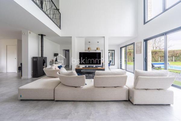 Située à Fondettes, à proximité des écoles, bus et des commerces, cette maison contemporaine de 294 m² offre des prestations modernes et un agencement soigné, idéal pour une vie de famille. Avec ses pièces réparties sur deux niveaux, elle allie confort, fonctionnalité et élégance.

Au rez-de-chaussée, hall d'entrée avec vestiaire et rangements, un espace de vie lumineux de près de 71 m² réunit une cuisine aménagée et équipée, un salon chaleureux agrémenté d’un poêle à granule et une salle à manger ouverte sur l’extérieur. Une suite parentale avec son dressing sur mesure et sa salle de bain (douche et baignoire) privative. Une chambre d'amis avec douche, un cellier et wc complète ce niveau.

L’étage accueille quatre chambres aux volumes généreux, idéales pour une grande famille, un espace bureau ou salle de jeux. Une salle de bain moderne et un WC séparé ajoutent au confort de cet étage.

Les extérieurs, invitent à la détente avec une piscine de 10X5 m chauffée, un pool house et un jardin sans vis à vis exposé sud ouest.
Un double garage vient compléter les prestations de ce bien.
Avec une classe énergétique A, cette maison allie élégance et performances énergétiques. Résolument singulière grâce son design épuré, elle s’adresse aux amateurs de biens d’exception, en quête d’un lieu de vie unique dans un cadre privilégié.