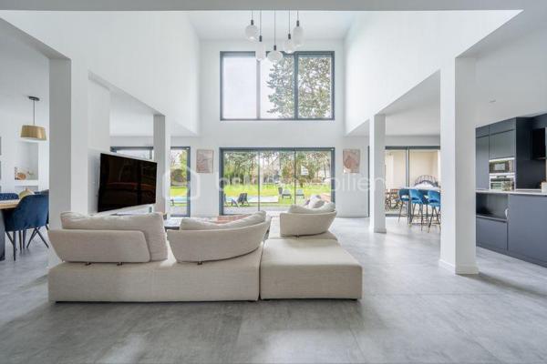 Située à Fondettes, à proximité des écoles, bus et des commerces, cette maison contemporaine de 294 m² offre des prestations modernes et un agencement soigné, idéal pour une vie de famille. Avec ses pièces réparties sur deux niveaux, elle allie confort, fonctionnalité et élégance.

Au rez-de-chaussée, hall d'entrée avec vestiaire et rangements, un espace de vie lumineux de près de 71 m² réunit une cuisine aménagée et équipée, un salon chaleureux agrémenté d’un poêle à granule et une salle à manger ouverte sur l’extérieur. Une suite parentale avec son dressing sur mesure et sa salle de bain (douche et baignoire) privative. Une chambre d'amis avec douche, un cellier et wc complète ce niveau.

L’étage accueille quatre chambres aux volumes généreux, idéales pour une grande famille, un espace bureau ou salle de jeux. Une salle de bain moderne et un WC séparé ajoutent au confort de cet étage.

Les extérieurs, invitent à la détente avec une piscine de 10X5 m chauffée, un pool house et un jardin sans vis à vis exposé sud ouest.
Un double garage vient compléter les prestations de ce bien.
Avec une classe énergétique A, cette maison allie élégance et performances énergétiques. Résolument singulière grâce son design épuré, elle s’adresse aux amateurs de biens d’exception, en quête d’un lieu de vie unique dans un cadre privilégié.
