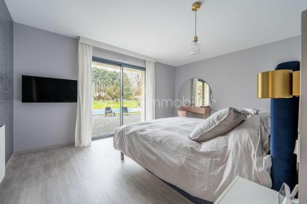 Située à Fondettes, à proximité des écoles, bus et des commerces, cette maison contemporaine de 294 m² offre des prestations modernes et un agencement soigné, idéal pour une vie de famille. Avec ses pièces réparties sur deux niveaux, elle allie confort, fonctionnalité et élégance.

Au rez-de-chaussée, hall d'entrée avec vestiaire et rangements, un espace de vie lumineux de près de 71 m² réunit une cuisine aménagée et équipée, un salon chaleureux agrémenté d’un poêle à granule et une salle à manger ouverte sur l’extérieur. Une suite parentale avec son dressing sur mesure et sa salle de bain (douche et baignoire) privative. Une chambre d'amis avec douche, un cellier et wc complète ce niveau.

L’étage accueille quatre chambres aux volumes généreux, idéales pour une grande famille, un espace bureau ou salle de jeux. Une salle de bain moderne et un WC séparé ajoutent au confort de cet étage.

Les extérieurs, invitent à la détente avec une piscine de 10X5 m chauffée, un pool house et un jardin sans vis à vis exposé sud ouest.
Un double garage vient compléter les prestations de ce bien.
Avec une classe énergétique A, cette maison allie élégance et performances énergétiques. Résolument singulière grâce son design épuré, elle s’adresse aux amateurs de biens d’exception, en quête d’un lieu de vie unique dans un cadre privilégié.