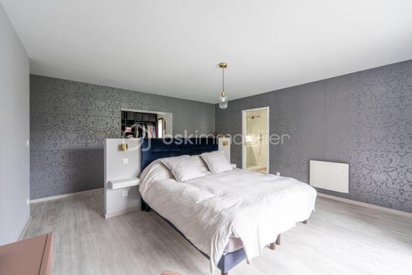 Située à Fondettes, à proximité des écoles, bus et des commerces, cette maison contemporaine de 294 m² offre des prestations modernes et un agencement soigné, idéal pour une vie de famille. Avec ses pièces réparties sur deux niveaux, elle allie confort, fonctionnalité et élégance.

Au rez-de-chaussée, hall d'entrée avec vestiaire et rangements, un espace de vie lumineux de près de 71 m² réunit une cuisine aménagée et équipée, un salon chaleureux agrémenté d’un poêle à granule et une salle à manger ouverte sur l’extérieur. Une suite parentale avec son dressing sur mesure et sa salle de bain (douche et baignoire) privative. Une chambre d'amis avec douche, un cellier et wc complète ce niveau.

L’étage accueille quatre chambres aux volumes généreux, idéales pour une grande famille, un espace bureau ou salle de jeux. Une salle de bain moderne et un WC séparé ajoutent au confort de cet étage.

Les extérieurs, invitent à la détente avec une piscine de 10X5 m chauffée, un pool house et un jardin sans vis à vis exposé sud ouest.
Un double garage vient compléter les prestations de ce bien.
Avec une classe énergétique A, cette maison allie élégance et performances énergétiques. Résolument singulière grâce son design épuré, elle s’adresse aux amateurs de biens d’exception, en quête d’un lieu de vie unique dans un cadre privilégié.