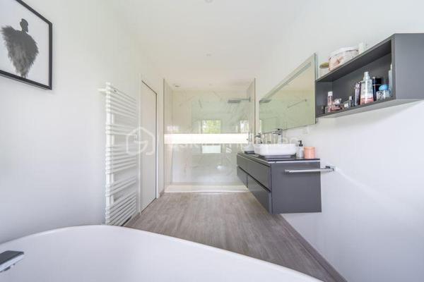 Située à Fondettes, à proximité des écoles, bus et des commerces, cette maison contemporaine de 294 m² offre des prestations modernes et un agencement soigné, idéal pour une vie de famille. Avec ses pièces réparties sur deux niveaux, elle allie confort, fonctionnalité et élégance.

Au rez-de-chaussée, hall d'entrée avec vestiaire et rangements, un espace de vie lumineux de près de 71 m² réunit une cuisine aménagée et équipée, un salon chaleureux agrémenté d’un poêle à granule et une salle à manger ouverte sur l’extérieur. Une suite parentale avec son dressing sur mesure et sa salle de bain (douche et baignoire) privative. Une chambre d'amis avec douche, un cellier et wc complète ce niveau.

L’étage accueille quatre chambres aux volumes généreux, idéales pour une grande famille, un espace bureau ou salle de jeux. Une salle de bain moderne et un WC séparé ajoutent au confort de cet étage.

Les extérieurs, invitent à la détente avec une piscine de 10X5 m chauffée, un pool house et un jardin sans vis à vis exposé sud ouest.
Un double garage vient compléter les prestations de ce bien.
Avec une classe énergétique A, cette maison allie élégance et performances énergétiques. Résolument singulière grâce son design épuré, elle s’adresse aux amateurs de biens d’exception, en quête d’un lieu de vie unique dans un cadre privilégié.