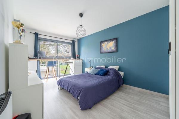 Située à Fondettes, à proximité des écoles, bus et des commerces, cette maison contemporaine de 294 m² offre des prestations modernes et un agencement soigné, idéal pour une vie de famille. Avec ses pièces réparties sur deux niveaux, elle allie confort, fonctionnalité et élégance.

Au rez-de-chaussée, hall d'entrée avec vestiaire et rangements, un espace de vie lumineux de près de 71 m² réunit une cuisine aménagée et équipée, un salon chaleureux agrémenté d’un poêle à granule et une salle à manger ouverte sur l’extérieur. Une suite parentale avec son dressing sur mesure et sa salle de bain (douche et baignoire) privative. Une chambre d'amis avec douche, un cellier et wc complète ce niveau.

L’étage accueille quatre chambres aux volumes généreux, idéales pour une grande famille, un espace bureau ou salle de jeux. Une salle de bain moderne et un WC séparé ajoutent au confort de cet étage.

Les extérieurs, invitent à la détente avec une piscine de 10X5 m chauffée, un pool house et un jardin sans vis à vis exposé sud ouest.
Un double garage vient compléter les prestations de ce bien.
Avec une classe énergétique A, cette maison allie élégance et performances énergétiques. Résolument singulière grâce son design épuré, elle s’adresse aux amateurs de biens d’exception, en quête d’un lieu de vie unique dans un cadre privilégié.