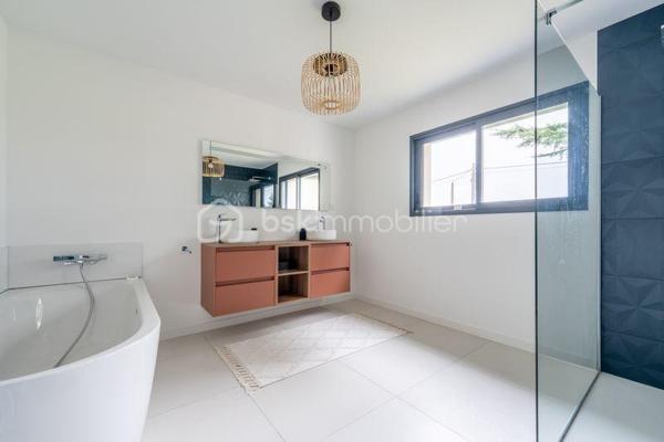 Située à Fondettes, à proximité des écoles, bus et des commerces, cette maison contemporaine de 294 m² offre des prestations modernes et un agencement soigné, idéal pour une vie de famille. Avec ses pièces réparties sur deux niveaux, elle allie confort, fonctionnalité et élégance.

Au rez-de-chaussée, hall d'entrée avec vestiaire et rangements, un espace de vie lumineux de près de 71 m² réunit une cuisine aménagée et équipée, un salon chaleureux agrémenté d’un poêle à granule et une salle à manger ouverte sur l’extérieur. Une suite parentale avec son dressing sur mesure et sa salle de bain (douche et baignoire) privative. Une chambre d'amis avec douche, un cellier et wc complète ce niveau.

L’étage accueille quatre chambres aux volumes généreux, idéales pour une grande famille, un espace bureau ou salle de jeux. Une salle de bain moderne et un WC séparé ajoutent au confort de cet étage.

Les extérieurs, invitent à la détente avec une piscine de 10X5 m chauffée, un pool house et un jardin sans vis à vis exposé sud ouest.
Un double garage vient compléter les prestations de ce bien.
Avec une classe énergétique A, cette maison allie élégance et performances énergétiques. Résolument singulière grâce son design épuré, elle s’adresse aux amateurs de biens d’exception, en quête d’un lieu de vie unique dans un cadre privilégié.