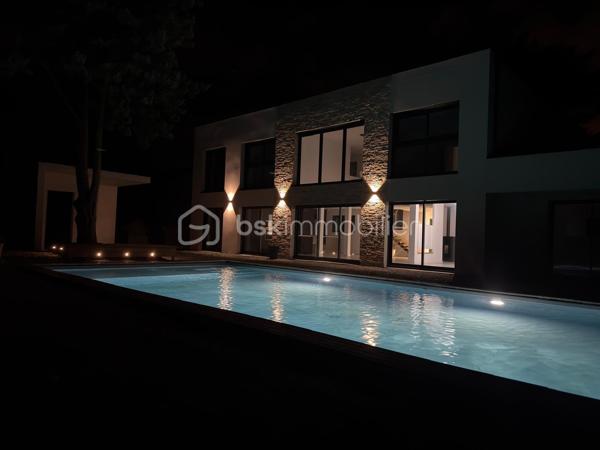 Située à Fondettes, à proximité des écoles, bus et des commerces, cette maison contemporaine de 294 m² offre des prestations modernes et un agencement soigné, idéal pour une vie de famille. Avec ses pièces réparties sur deux niveaux, elle allie confort, fonctionnalité et élégance.

Au rez-de-chaussée, hall d'entrée avec vestiaire et rangements, un espace de vie lumineux de près de 71 m² réunit une cuisine aménagée et équipée, un salon chaleureux agrémenté d’un poêle à granule et une salle à manger ouverte sur l’extérieur. Une suite parentale avec son dressing sur mesure et sa salle de bain (douche et baignoire) privative. Une chambre d'amis avec douche, un cellier et wc complète ce niveau.

L’étage accueille quatre chambres aux volumes généreux, idéales pour une grande famille, un espace bureau ou salle de jeux. Une salle de bain moderne et un WC séparé ajoutent au confort de cet étage.

Les extérieurs, invitent à la détente avec une piscine de 10X5 m chauffée, un pool house et un jardin sans vis à vis exposé sud ouest.
Un double garage vient compléter les prestations de ce bien.
Avec une classe énergétique A, cette maison allie élégance et performances énergétiques. Résolument singulière grâce son design épuré, elle s’adresse aux amateurs de biens d’exception, en quête d’un lieu de vie unique dans un cadre privilégié.