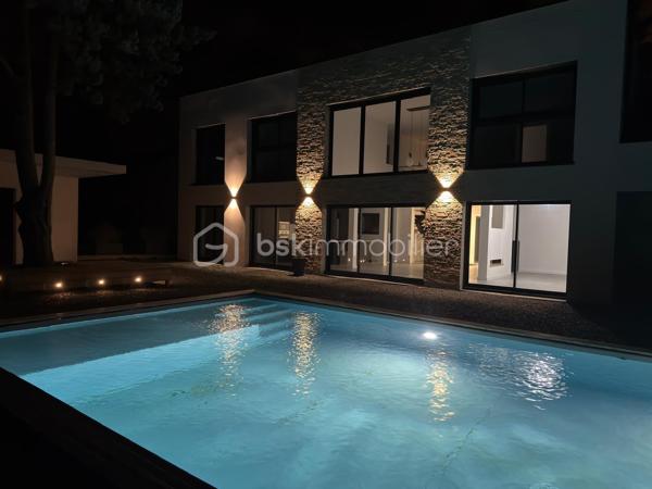 Située à Fondettes, à proximité des écoles, bus et des commerces, cette maison contemporaine de 294 m² offre des prestations modernes et un agencement soigné, idéal pour une vie de famille. Avec ses pièces réparties sur deux niveaux, elle allie confort, fonctionnalité et élégance.

Au rez-de-chaussée, hall d'entrée avec vestiaire et rangements, un espace de vie lumineux de près de 71 m² réunit une cuisine aménagée et équipée, un salon chaleureux agrémenté d’un poêle à granule et une salle à manger ouverte sur l’extérieur. Une suite parentale avec son dressing sur mesure et sa salle de bain (douche et baignoire) privative. Une chambre d'amis avec douche, un cellier et wc complète ce niveau.

L’étage accueille quatre chambres aux volumes généreux, idéales pour une grande famille, un espace bureau ou salle de jeux. Une salle de bain moderne et un WC séparé ajoutent au confort de cet étage.

Les extérieurs, invitent à la détente avec une piscine de 10X5 m chauffée, un pool house et un jardin sans vis à vis exposé sud ouest.
Un double garage vient compléter les prestations de ce bien.
Avec une classe énergétique A, cette maison allie élégance et performances énergétiques. Résolument singulière grâce son design épuré, elle s’adresse aux amateurs de biens d’exception, en quête d’un lieu de vie unique dans un cadre privilégié.
