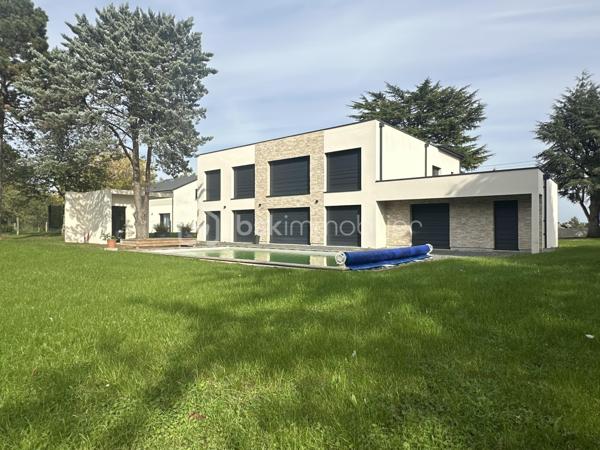 Située à Fondettes, à proximité des écoles, bus et des commerces, cette maison contemporaine de 294 m² offre des prestations modernes et un agencement soigné, idéal pour une vie de famille. Avec ses pièces réparties sur deux niveaux, elle allie confort, fonctionnalité et élégance.

Au rez-de-chaussée, hall d'entrée avec vestiaire et rangements, un espace de vie lumineux de près de 71 m² réunit une cuisine aménagée et équipée, un salon chaleureux agrémenté d’un poêle à granule et une salle à manger ouverte sur l’extérieur. Une suite parentale avec son dressing sur mesure et sa salle de bain (douche et baignoire) privative. Une chambre d'amis avec douche, un cellier et wc complète ce niveau.

L’étage accueille quatre chambres aux volumes généreux, idéales pour une grande famille, un espace bureau ou salle de jeux. Une salle de bain moderne et un WC séparé ajoutent au confort de cet étage.

Les extérieurs, invitent à la détente avec une piscine de 10X5 m chauffée, un pool house et un jardin sans vis à vis exposé sud ouest.
Un double garage vient compléter les prestations de ce bien.
Avec une classe énergétique A, cette maison allie élégance et performances énergétiques. Résolument singulière grâce son design épuré, elle s’adresse aux amateurs de biens d’exception, en quête d’un lieu de vie unique dans un cadre privilégié.