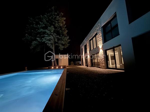 Située à Fondettes, à proximité des écoles, bus et des commerces, cette maison contemporaine de 294 m² offre des prestations modernes et un agencement soigné, idéal pour une vie de famille. Avec ses pièces réparties sur deux niveaux, elle allie confort, fonctionnalité et élégance.

Au rez-de-chaussée, hall d'entrée avec vestiaire et rangements, un espace de vie lumineux de près de 71 m² réunit une cuisine aménagée et équipée, un salon chaleureux agrémenté d’un poêle à granule et une salle à manger ouverte sur l’extérieur. Une suite parentale avec son dressing sur mesure et sa salle de bain (douche et baignoire) privative. Une chambre d'amis avec douche, un cellier et wc complète ce niveau.

L’étage accueille quatre chambres aux volumes généreux, idéales pour une grande famille, un espace bureau ou salle de jeux. Une salle de bain moderne et un WC séparé ajoutent au confort de cet étage.

Les extérieurs, invitent à la détente avec une piscine de 10X5 m chauffée, un pool house et un jardin sans vis à vis exposé sud ouest.
Un double garage vient compléter les prestations de ce bien.
Avec une classe énergétique A, cette maison allie élégance et performances énergétiques. Résolument singulière grâce son design épuré, elle s’adresse aux amateurs de biens d’exception, en quête d’un lieu de vie unique dans un cadre privilégié.