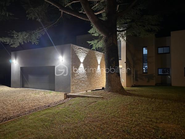 Située à Fondettes, à proximité des écoles, bus et des commerces, cette maison contemporaine de 294 m² offre des prestations modernes et un agencement soigné, idéal pour une vie de famille. Avec ses pièces réparties sur deux niveaux, elle allie confort, fonctionnalité et élégance.

Au rez-de-chaussée, hall d'entrée avec vestiaire et rangements, un espace de vie lumineux de près de 71 m² réunit une cuisine aménagée et équipée, un salon chaleureux agrémenté d’un poêle à granule et une salle à manger ouverte sur l’extérieur. Une suite parentale avec son dressing sur mesure et sa salle de bain (douche et baignoire) privative. Une chambre d'amis avec douche, un cellier et wc complète ce niveau.

L’étage accueille quatre chambres aux volumes généreux, idéales pour une grande famille, un espace bureau ou salle de jeux. Une salle de bain moderne et un WC séparé ajoutent au confort de cet étage.

Les extérieurs, invitent à la détente avec une piscine de 10X5 m chauffée, un pool house et un jardin sans vis à vis exposé sud ouest.
Un double garage vient compléter les prestations de ce bien.
Avec une classe énergétique A, cette maison allie élégance et performances énergétiques. Résolument singulière grâce son design épuré, elle s’adresse aux amateurs de biens d’exception, en quête d’un lieu de vie unique dans un cadre privilégié.