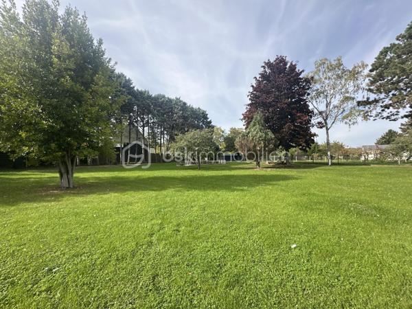 Située à Fondettes, à proximité des écoles, bus et des commerces, cette maison contemporaine de 294 m² offre des prestations modernes et un agencement soigné, idéal pour une vie de famille. Avec ses pièces réparties sur deux niveaux, elle allie confort, fonctionnalité et élégance.

Au rez-de-chaussée, hall d'entrée avec vestiaire et rangements, un espace de vie lumineux de près de 71 m² réunit une cuisine aménagée et équipée, un salon chaleureux agrémenté d’un poêle à granule et une salle à manger ouverte sur l’extérieur. Une suite parentale avec son dressing sur mesure et sa salle de bain (douche et baignoire) privative. Une chambre d'amis avec douche, un cellier et wc complète ce niveau.

L’étage accueille quatre chambres aux volumes généreux, idéales pour une grande famille, un espace bureau ou salle de jeux. Une salle de bain moderne et un WC séparé ajoutent au confort de cet étage.

Les extérieurs, invitent à la détente avec une piscine de 10X5 m chauffée, un pool house et un jardin sans vis à vis exposé sud ouest.
Un double garage vient compléter les prestations de ce bien.
Avec une classe énergétique A, cette maison allie élégance et performances énergétiques. Résolument singulière grâce son design épuré, elle s’adresse aux amateurs de biens d’exception, en quête d’un lieu de vie unique dans un cadre privilégié.