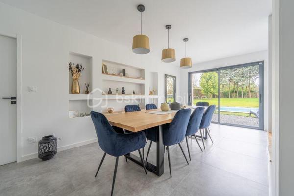 Située à Fondettes, à proximité des écoles, bus et des commerces, cette maison contemporaine de 294 m² offre des prestations modernes et un agencement soigné, idéal pour une vie de famille. Avec ses pièces réparties sur deux niveaux, elle allie confort, fonctionnalité et élégance.

Au rez-de-chaussée, hall d'entrée avec vestiaire et rangements, un espace de vie lumineux de près de 71 m² réunit une cuisine aménagée et équipée, un salon chaleureux agrémenté d’un poêle à granule et une salle à manger ouverte sur l’extérieur. Une suite parentale avec son dressing sur mesure et sa salle de bain (douche et baignoire) privative. Une chambre d'amis avec douche, un cellier et wc complète ce niveau.

L’étage accueille quatre chambres aux volumes généreux, idéales pour une grande famille, un espace bureau ou salle de jeux. Une salle de bain moderne et un WC séparé ajoutent au confort de cet étage.

Les extérieurs, invitent à la détente avec une piscine de 10X5 m chauffée, un pool house et un jardin sans vis à vis exposé sud ouest.
Un double garage vient compléter les prestations de ce bien.
Avec une classe énergétique A, cette maison allie élégance et performances énergétiques. Résolument singulière grâce son design épuré, elle s’adresse aux amateurs de biens d’exception, en quête d’un lieu de vie unique dans un cadre privilégié.