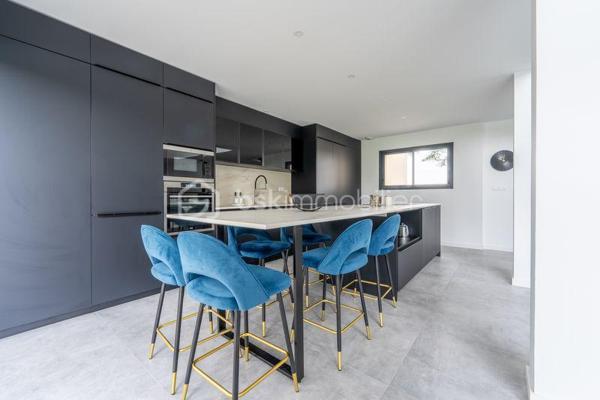 Située à Fondettes, à proximité des écoles, bus et des commerces, cette maison contemporaine de 294 m² offre des prestations modernes et un agencement soigné, idéal pour une vie de famille. Avec ses pièces réparties sur deux niveaux, elle allie confort, fonctionnalité et élégance.

Au rez-de-chaussée, hall d'entrée avec vestiaire et rangements, un espace de vie lumineux de près de 71 m² réunit une cuisine aménagée et équipée, un salon chaleureux agrémenté d’un poêle à granule et une salle à manger ouverte sur l’extérieur. Une suite parentale avec son dressing sur mesure et sa salle de bain (douche et baignoire) privative. Une chambre d'amis avec douche, un cellier et wc complète ce niveau.

L’étage accueille quatre chambres aux volumes généreux, idéales pour une grande famille, un espace bureau ou salle de jeux. Une salle de bain moderne et un WC séparé ajoutent au confort de cet étage.

Les extérieurs, invitent à la détente avec une piscine de 10X5 m chauffée, un pool house et un jardin sans vis à vis exposé sud ouest.
Un double garage vient compléter les prestations de ce bien.
Avec une classe énergétique A, cette maison allie élégance et performances énergétiques. Résolument singulière grâce son design épuré, elle s’adresse aux amateurs de biens d’exception, en quête d’un lieu de vie unique dans un cadre privilégié.