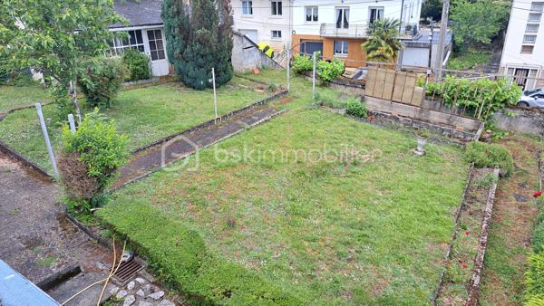 Venez découvrir cette charmante maison offrant une vue imprenable sur la ville de Périgueux.

Implantée sur un beau jardin de 700 m², elle se compose au rez-de-chaussée d’une cuisine lumineuse bénéficiant d’une excellente exposition, d’une salle d’eau, WC séparés, d’un salon avec cheminée, ainsi qu’un séjour et d’un bureau en enfilade.

À l’étage, un escalier de qualité dessert deux chambres de 9 m² et 12 m² en enfilade sur la droite, et une troisième chambre de 14 m² sur la gauche, avec accès à un agréable toit terrasse.

Une cave, un garage et un atelier complètent ce bien.

Située dans un quartier résidentiel, à proximité d’une piste cyclable, cette maison n’attend plus que votre touche personnelle pour révéler tout son potentiel.