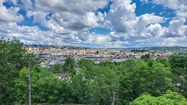 Venez découvrir cette charmante maison offrant une vue imprenable sur la ville de Périgueux.

Implantée sur un beau jardin de 700 m², elle se compose au rez-de-chaussée d’une cuisine lumineuse bénéficiant d’une excellente exposition, d’une salle d’eau, WC séparés, d’un salon avec cheminée, ainsi qu’un séjour et d’un bureau en enfilade.

À l’étage, un escalier de qualité dessert deux chambres de 9 m² et 12 m² en enfilade sur la droite, et une troisième chambre de 14 m² sur la gauche, avec accès à un agréable toit terrasse.

Une cave, un garage et un atelier complètent ce bien.

Située dans un quartier résidentiel, à proximité d’une piste cyclable, cette maison n’attend plus que votre touche personnelle pour révéler tout son potentiel.