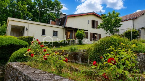 Venez découvrir cette charmante maison offrant une vue imprenable sur la ville de Périgueux.

Implantée sur un beau jardin de 700 m², elle se compose au rez-de-chaussée d’une cuisine lumineuse bénéficiant d’une excellente exposition, d’une salle d’eau, WC séparés, d’un salon avec cheminée, ainsi qu’un séjour et d’un bureau en enfilade.

À l’étage, un escalier de qualité dessert deux chambres de 9 m² et 12 m² en enfilade sur la droite, et une troisième chambre de 14 m² sur la gauche, avec accès à un agréable toit terrasse.

Une cave, un garage et un atelier complètent ce bien.

Située dans un quartier résidentiel, à proximité d’une piste cyclable, cette maison n’attend plus que votre touche personnelle pour révéler tout son potentiel.