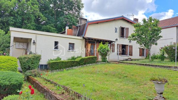 Venez découvrir cette charmante maison offrant une vue imprenable sur la ville de Périgueux.

Implantée sur un beau jardin de 700 m², elle se compose au rez-de-chaussée d’une cuisine lumineuse bénéficiant d’une excellente exposition, d’une salle d’eau, WC séparés, d’un salon avec cheminée, ainsi qu’un séjour et d’un bureau en enfilade.

À l’étage, un escalier de qualité dessert deux chambres de 9 m² et 12 m² en enfilade sur la droite, et une troisième chambre de 14 m² sur la gauche, avec accès à un agréable toit terrasse.

Une cave, un garage et un atelier complètent ce bien.

Située dans un quartier résidentiel, à proximité d’une piste cyclable, cette maison n’attend plus que votre touche personnelle pour révéler tout son potentiel.