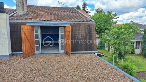 Venez découvrir cette charmante maison offrant une vue imprenable sur la ville de Périgueux.

Implantée sur un beau jardin de 700 m², elle se compose au rez-de-chaussée d’une cuisine lumineuse bénéficiant d’une excellente exposition, d’une salle d’eau, WC séparés, d’un salon avec cheminée, ainsi qu’un séjour et d’un bureau en enfilade.

À l’étage, un escalier de qualité dessert deux chambres de 9 m² et 12 m² en enfilade sur la droite, et une troisième chambre de 14 m² sur la gauche, avec accès à un agréable toit terrasse.

Une cave, un garage et un atelier complètent ce bien.

Située dans un quartier résidentiel, à proximité d’une piste cyclable, cette maison n’attend plus que votre touche personnelle pour révéler tout son potentiel.