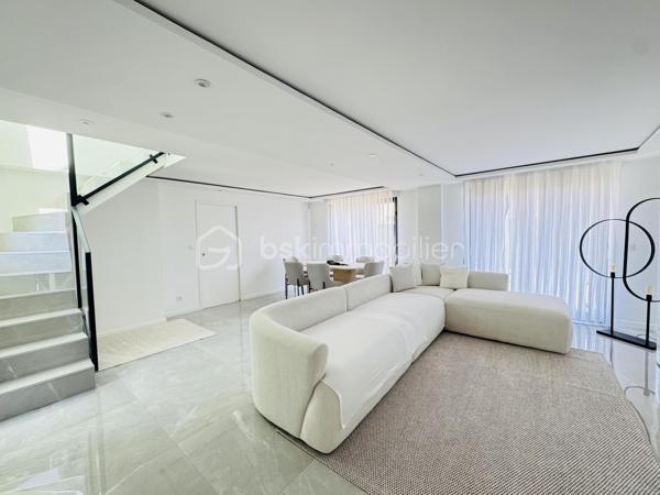 Pavillon entièrement rénové avec des matériaux de qualité, situé dans un environnement calme. Il offre environ 80 m² habitables.
Au rez-de-chaussée, vous découvrirez une belle pièce de vie baignée de lumière, ainsi qu’une chambre avec espace dressing et accès direct à la terrasse.
À l’étage, un palier dessert deux chambres spacieuses, une salle de bains et des WC indépendants.
Le bien est implanté sur un terrain clos et sans vis-à-vis, garantissant tranquillité et intimité.
Un garage, actuellement aménagé en dépendance, complète l’ensemble. Il offre un potentiel intéressant pour une activité  libérale, un espace de stockage ou un atelier.