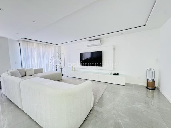 Pavillon entièrement rénové avec des matériaux de qualité, situé dans un environnement calme. Il offre environ 80 m² habitables.
Au rez-de-chaussée, vous découvrirez une belle pièce de vie baignée de lumière, ainsi qu’une chambre avec espace dressing et accès direct à la terrasse.
À l’étage, un palier dessert deux chambres spacieuses, une salle de bains et des WC indépendants.
Le bien est implanté sur un terrain clos et sans vis-à-vis, garantissant tranquillité et intimité.
Un garage, actuellement aménagé en dépendance, complète l’ensemble. Il offre un potentiel intéressant pour une activité  libérale, un espace de stockage ou un atelier.