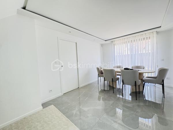 Pavillon entièrement rénové avec des matériaux de qualité, situé dans un environnement calme. Il offre environ 80 m² habitables.
Au rez-de-chaussée, vous découvrirez une belle pièce de vie baignée de lumière, ainsi qu’une chambre avec espace dressing et accès direct à la terrasse.
À l’étage, un palier dessert deux chambres spacieuses, une salle de bains et des WC indépendants.
Le bien est implanté sur un terrain clos et sans vis-à-vis, garantissant tranquillité et intimité.
Un garage, actuellement aménagé en dépendance, complète l’ensemble. Il offre un potentiel intéressant pour une activité  libérale, un espace de stockage ou un atelier.