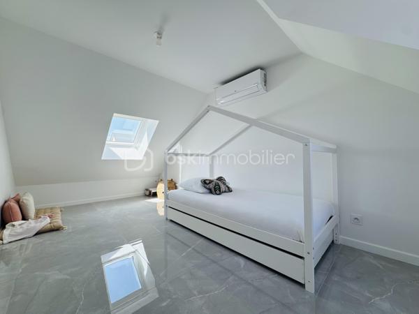 Pavillon entièrement rénové avec des matériaux de qualité, situé dans un environnement calme. Il offre environ 80 m² habitables.
Au rez-de-chaussée, vous découvrirez une belle pièce de vie baignée de lumière, ainsi qu’une chambre avec espace dressing et accès direct à la terrasse.
À l’étage, un palier dessert deux chambres spacieuses, une salle de bains et des WC indépendants.
Le bien est implanté sur un terrain clos et sans vis-à-vis, garantissant tranquillité et intimité.
Un garage, actuellement aménagé en dépendance, complète l’ensemble. Il offre un potentiel intéressant pour une activité  libérale, un espace de stockage ou un atelier.