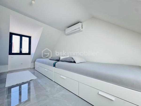 Pavillon entièrement rénové avec des matériaux de qualité, situé dans un environnement calme. Il offre environ 80 m² habitables.
Au rez-de-chaussée, vous découvrirez une belle pièce de vie baignée de lumière, ainsi qu’une chambre avec espace dressing et accès direct à la terrasse.
À l’étage, un palier dessert deux chambres spacieuses, une salle de bains et des WC indépendants.
Le bien est implanté sur un terrain clos et sans vis-à-vis, garantissant tranquillité et intimité.
Un garage, actuellement aménagé en dépendance, complète l’ensemble. Il offre un potentiel intéressant pour une activité  libérale, un espace de stockage ou un atelier.