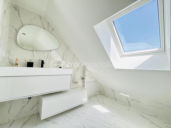 Pavillon entièrement rénové avec des matériaux de qualité, situé dans un environnement calme. Il offre environ 80 m² habitables.
Au rez-de-chaussée, vous découvrirez une belle pièce de vie baignée de lumière, ainsi qu’une chambre avec espace dressing et accès direct à la terrasse.
À l’étage, un palier dessert deux chambres spacieuses, une salle de bains et des WC indépendants.
Le bien est implanté sur un terrain clos et sans vis-à-vis, garantissant tranquillité et intimité.
Un garage, actuellement aménagé en dépendance, complète l’ensemble. Il offre un potentiel intéressant pour une activité  libérale, un espace de stockage ou un atelier.