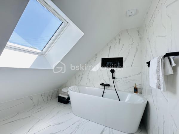 Pavillon entièrement rénové avec des matériaux de qualité, situé dans un environnement calme. Il offre environ 80 m² habitables.
Au rez-de-chaussée, vous découvrirez une belle pièce de vie baignée de lumière, ainsi qu’une chambre avec espace dressing et accès direct à la terrasse.
À l’étage, un palier dessert deux chambres spacieuses, une salle de bains et des WC indépendants.
Le bien est implanté sur un terrain clos et sans vis-à-vis, garantissant tranquillité et intimité.
Un garage, actuellement aménagé en dépendance, complète l’ensemble. Il offre un potentiel intéressant pour une activité  libérale, un espace de stockage ou un atelier.