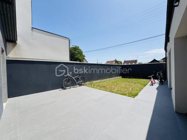 Pavillon entièrement rénové avec des matériaux de qualité, situé dans un environnement calme. Il offre environ 80 m² habitables.
Au rez-de-chaussée, vous découvrirez une belle pièce de vie baignée de lumière, ainsi qu’une chambre avec espace dressing et accès direct à la terrasse.
À l’étage, un palier dessert deux chambres spacieuses, une salle de bains et des WC indépendants.
Le bien est implanté sur un terrain clos et sans vis-à-vis, garantissant tranquillité et intimité.
Un garage, actuellement aménagé en dépendance, complète l’ensemble. Il offre un potentiel intéressant pour une activité  libérale, un espace de stockage ou un atelier.