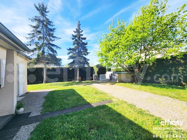 Maison
         4 pièces
        - 80 m² 240 000 € *
