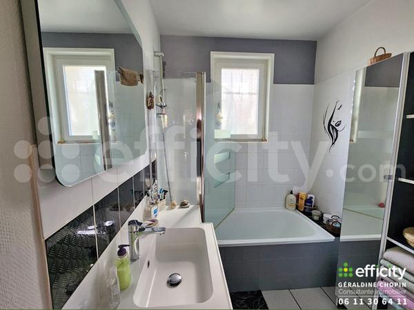 Maison
         4 pièces
        - 80 m² 240 000 € *